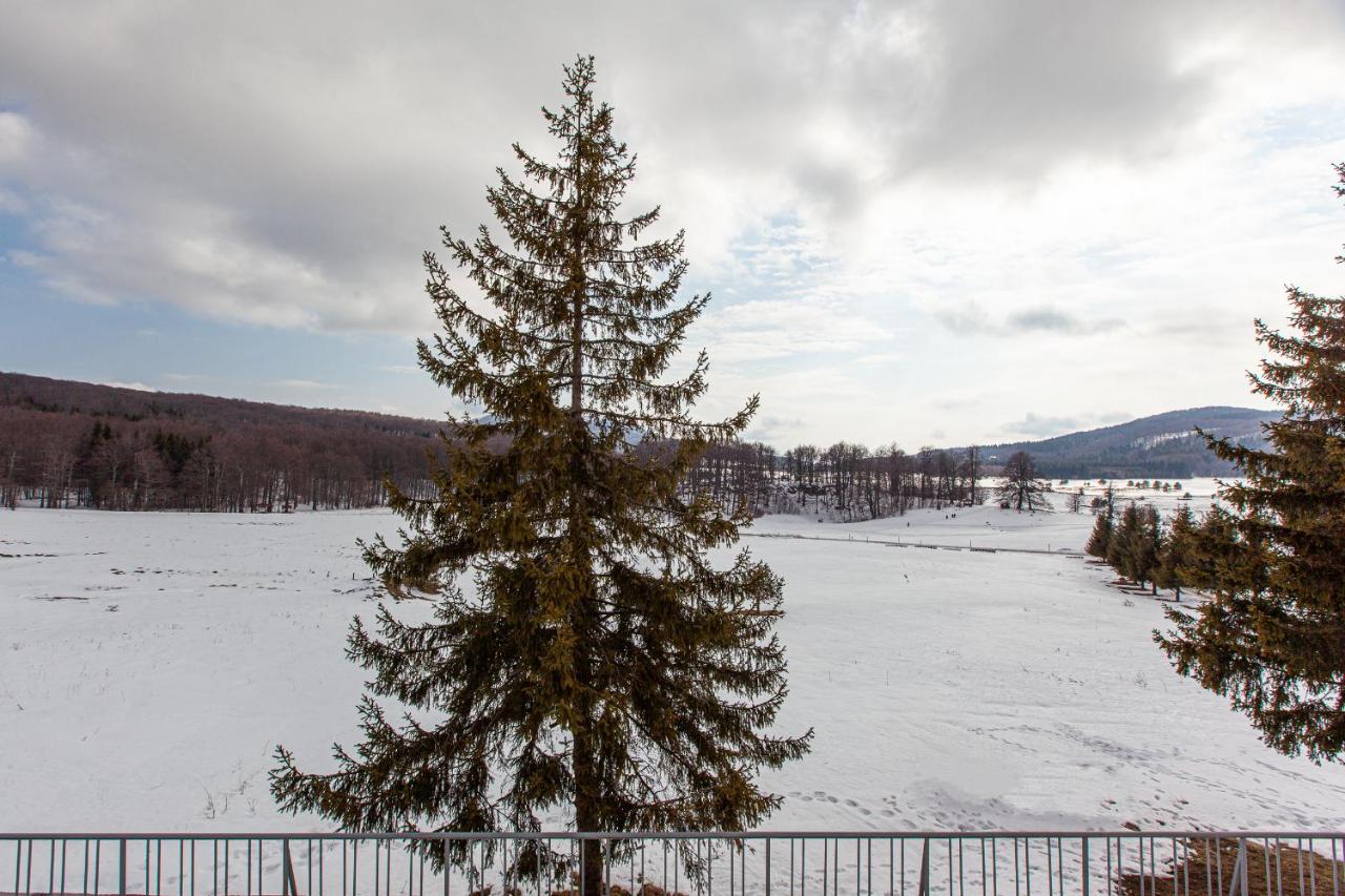 Семеен Хотел “Географски Център” Uzana Exterior photo